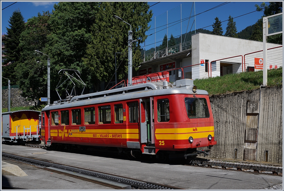 Neben dem Be 2/3 gab es in Villars als weitere erfreuliche Rarität den BVB BDeh 2/4 25 zu sehen, der aufgebügelt wohl auf die Abfahrt Richtung Col de Bretaye wartet.
5. Sept. 2017