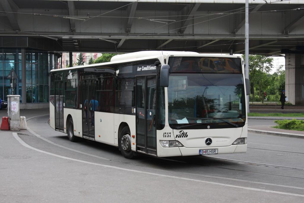 Neben dem groen Bukarester Bahnhof Gare de Nord befindet sich stlich ein kleiner S-Bahnhof BASRABA. An der dortigen Haltestelle wartete am 21.5.2015 dieser Mercedes Citaro auf Fahrgste.