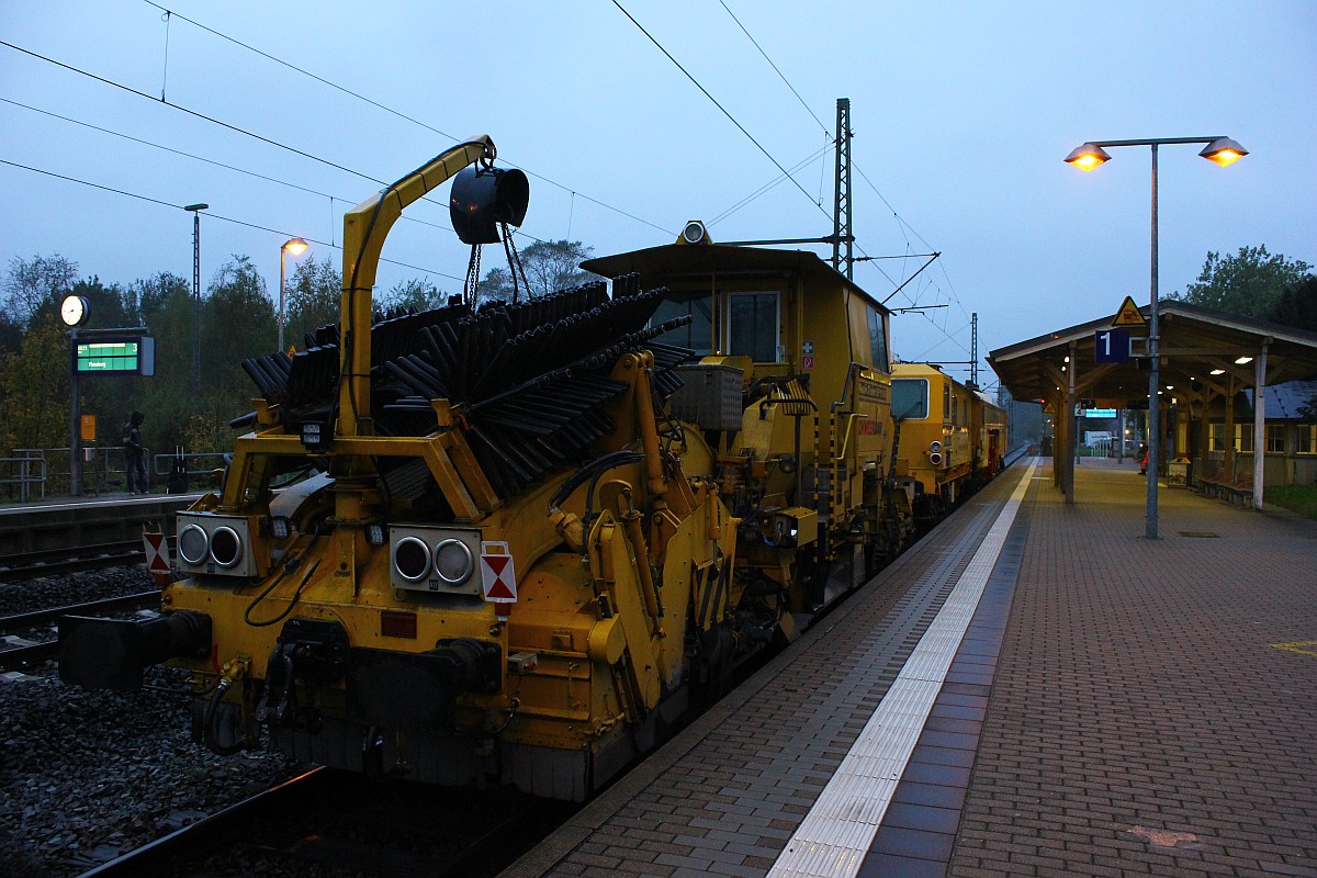 Neben der Stopfmaschine wie üblich fast immer dabei eine Schotterplaniermaschine SSP 110 SW(97 16 46 512 18-8, REV/Deutsche Plasser/15.08.13). Schleswig 14.10.2015