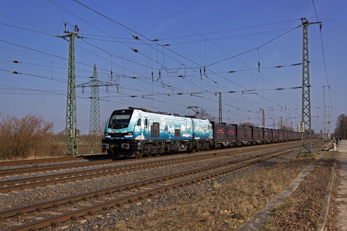 Neben zahlreichen braun lackierten Lokomotiven hat HSL einige Loks mit bunten Eigenwerbungen im Bestand. 2019 319, die hier mit einem Ganzzug der polnischen Spedition Laude durch Saarmund f�hrt, h�rt auf den Namen ArcticRider und ist dementsprechend mit (ant-)arktischen Tieren gestaltet.