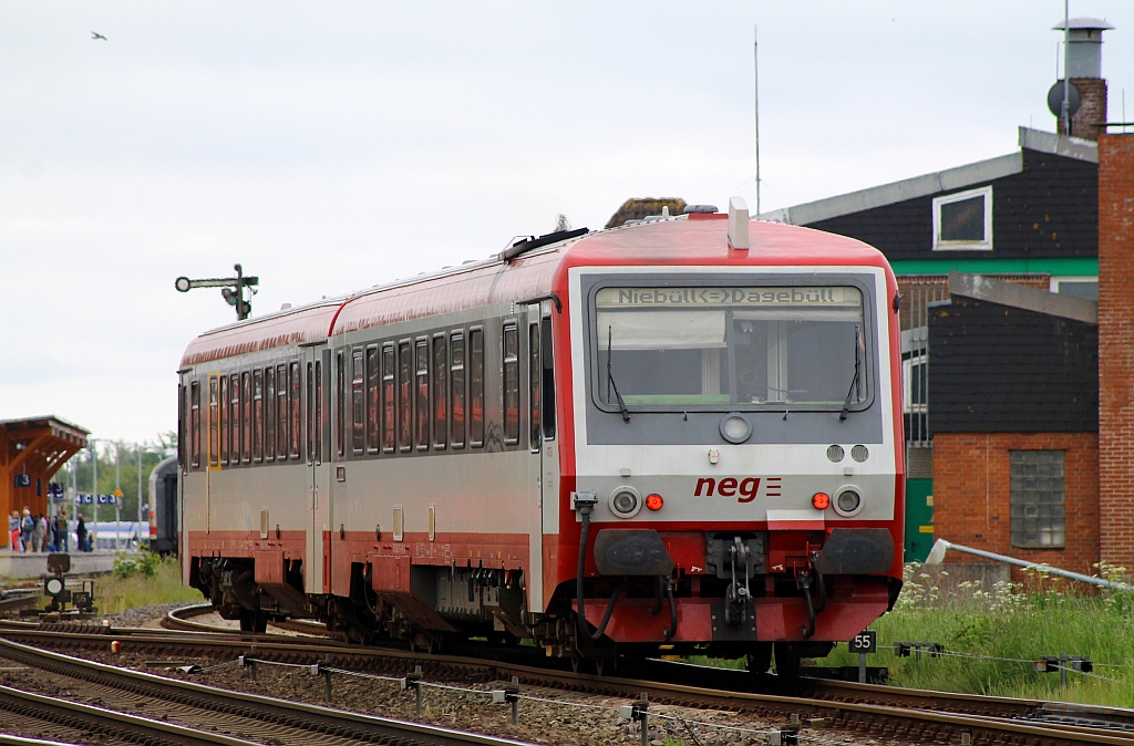 neg VT 71(628/629 071) wird hier mit seinen Fahrgästen aus Dagebüll in den DB Teil des Bahnhofes Niebüll rangiert damit diese dann in den IC umsteigen können. Niebüll 08.06.2013