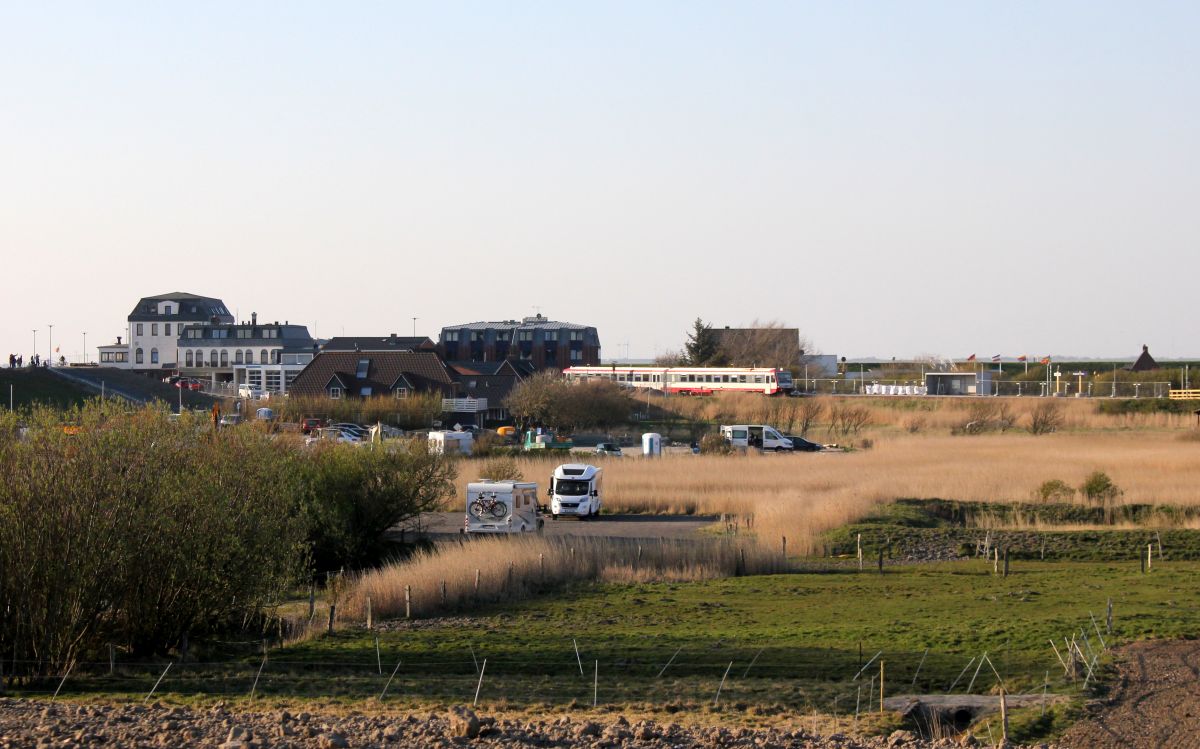 neg VT am derzeitigen Endhaltepunkt Dagebüll Hafen Grund dafür eine Baustelle am Flutschutztor aufgenommen vom Deich 