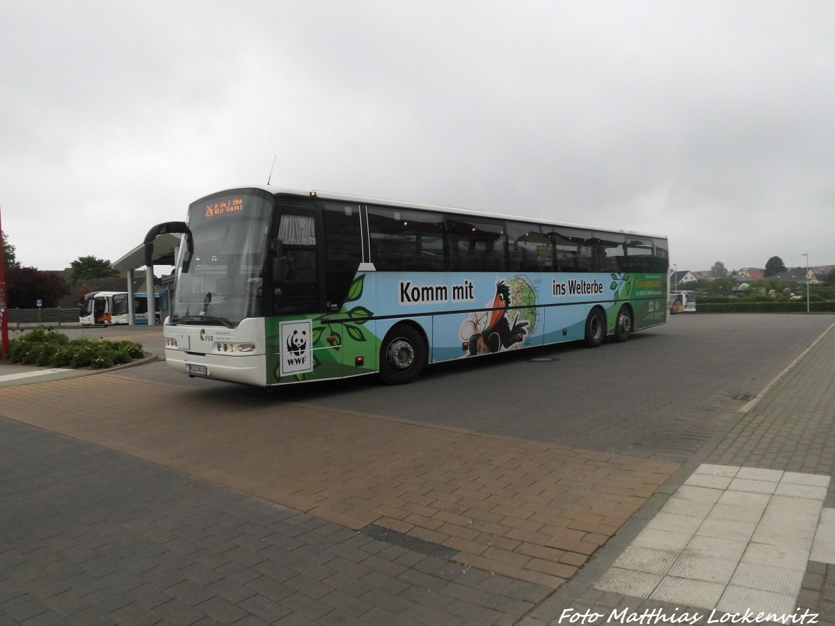 Neoplan als Linie 24 mit ziel Klein Zicker beim verlassen des Bergener Busbahnhofs am 2.6.15