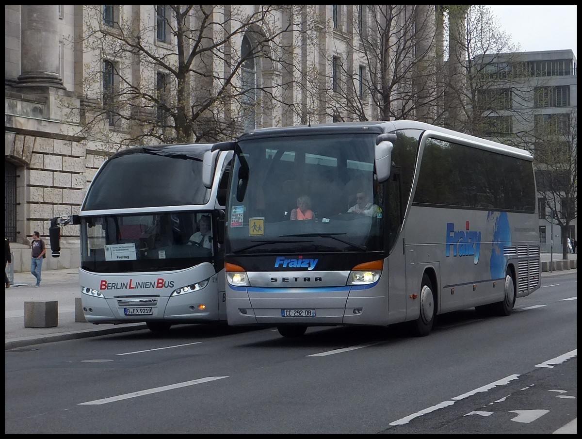 Neoplan Cityliner von Bex-Berlin aus Deutschland und Setra 415 HD von Fraizy aus Frankreich in Berlin.