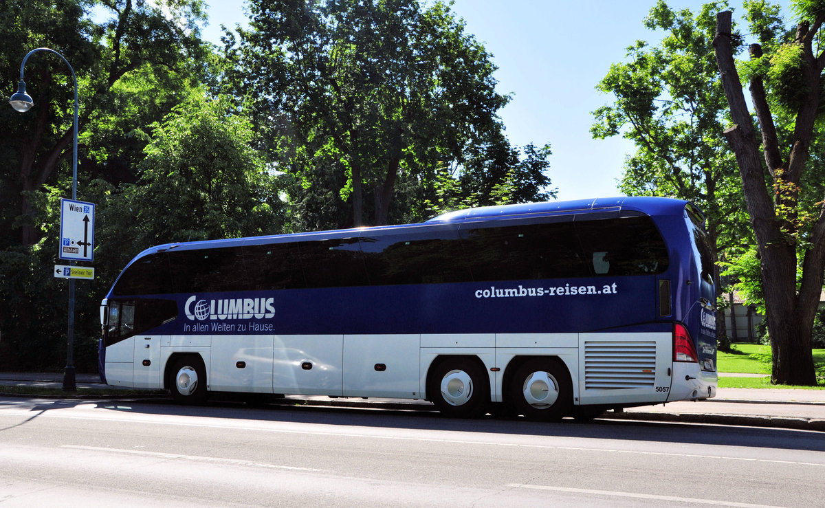 Neoplan Cityliner von Dr. Richard Reisen aus Wien in Krems gesehen.