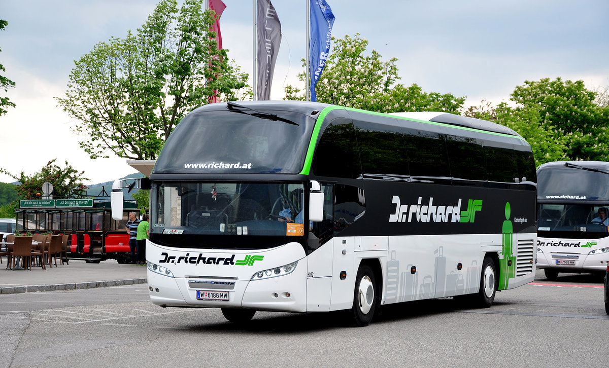 Neoplan Cityliner von Dr.Richard Reisen aus Wien in Krems gesehen.