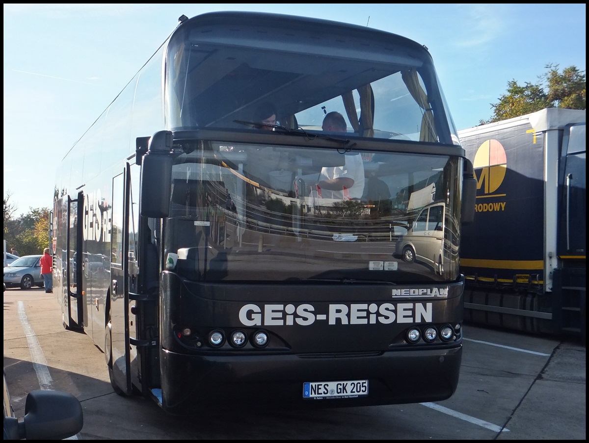 Neoplan Cityliner von Geis-Reisen aus Deutschland auf einem Autobahnparkplatz. 
