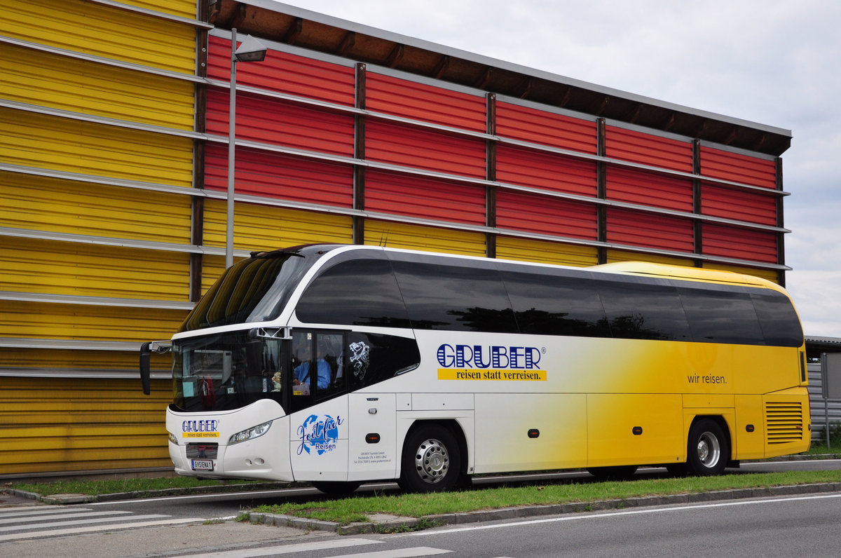 Neoplan Cityliner von Gruber Reisen aus sterreich in Krems gesehen.