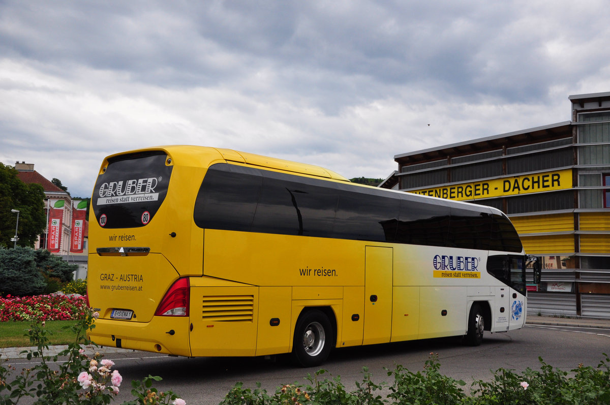 Neoplan Cityliner von Gruber Reisen aus �sterreich in Krems gesehen.