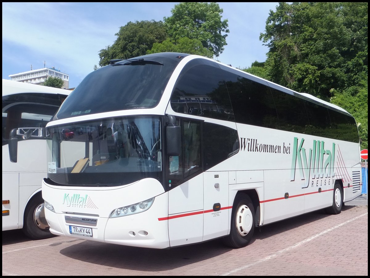 Neoplan Cityliner von Kylltal Reisen aus Deutschland im Stadthafen Sassnitz.