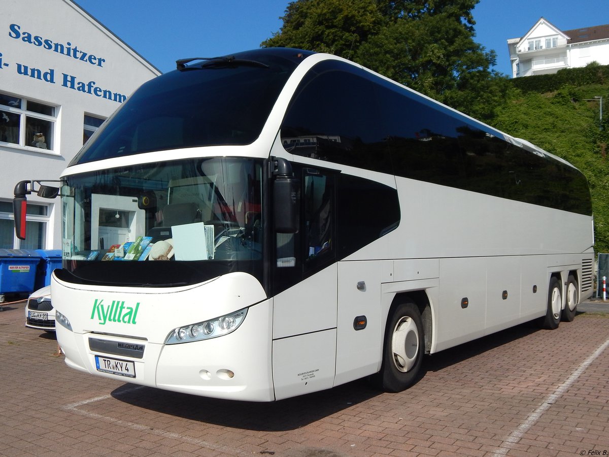 Neoplan Cityliner von Kylltal Reisen aus Deutschland im Stadthafen Sassnitz. 