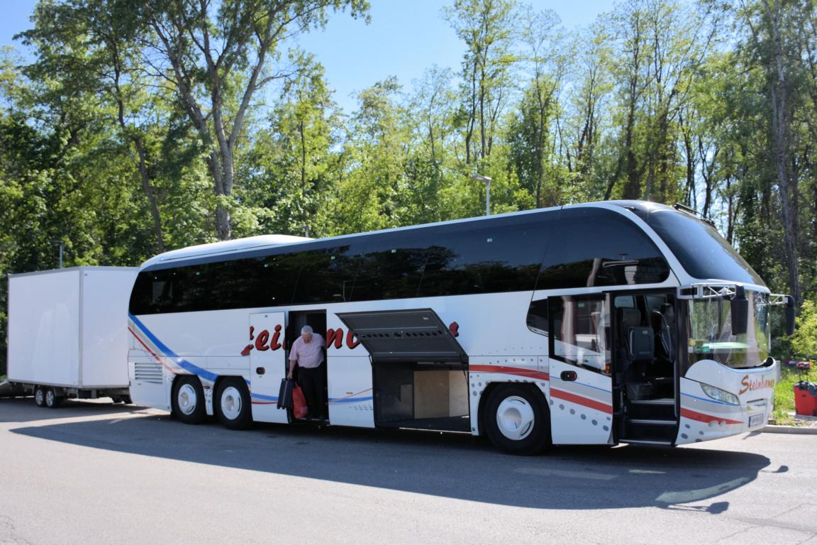Neoplan Cityliner mit H�nger von Steinbauer Reisen aus �sterreich in Krems.
