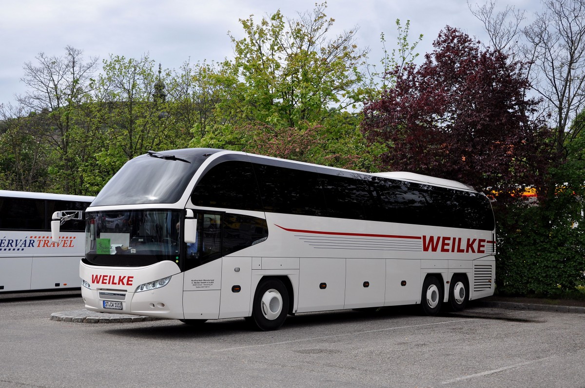 Neoplan Cityliner von Weilke Reisen aus der BRD am 4.5.2015 in Krems.