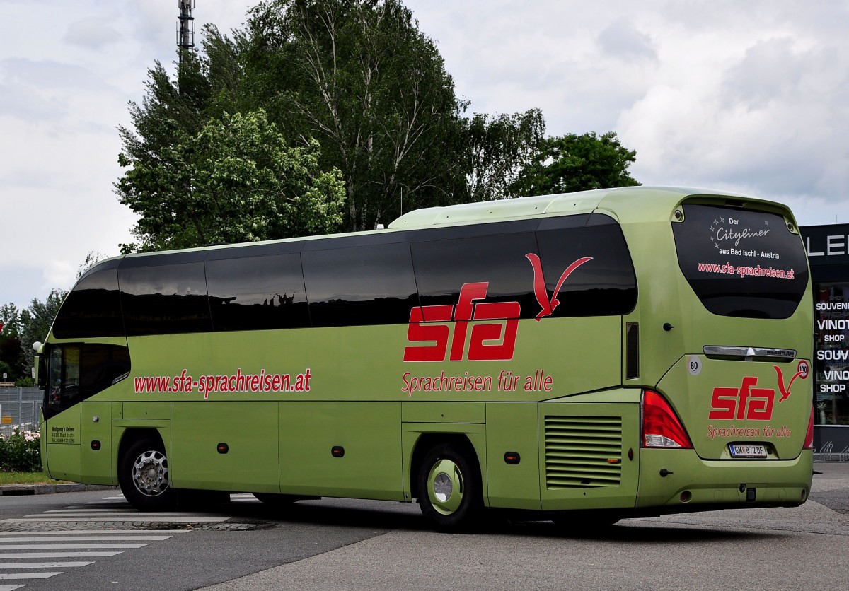 Neoplan Cityliner von Wolgang`s Reisen (sfa-Sprachreisen) aus sterreich im Juni 2015 in Krems gesehen.