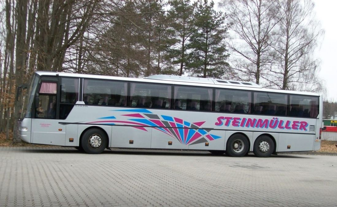 Neoplan Euroliner N 3316/3 ÜL von Steinmüller Reisen, Waldkraiburg (heute: Hofstetter Reisen, Bad Endorf). Das Fahrzeug hat 55+1 Sitzplätze und verfügt über eine komplette Reiseausstattung mit Schlafsesseln von VogelSitze, TV, Bordküche und Toilette. Erstmals zugelassen wurde er im Februar 2003, der Antrieb setzt sich aus einem MAN-Reihensechszylinder Typ D 2866 LUH mit 301 kW (410 PS) und dem pneumatischen Achtgang-Schaltgetriebe ZF 8 S-180 ( Doppel-H-Schaltung ) zusammen.
Der Vorbesitzer des Busses war Moser Tours aus Aich bei Bodenkirchen. 2014 wurde er an Huber Reisen aus Neudeck bei Babensham (Nähe Wasserburg) abgegeben.
Die Aufnahme entstand am 23. 3. 2013 auf dem Betriebsgelände von Steinmüller Reisen.