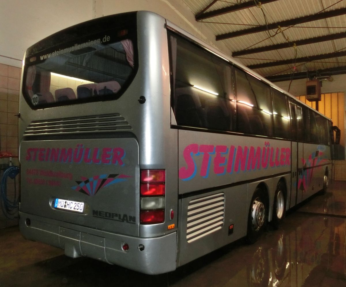 Neoplan Euroliner N 3316/3 ÜL von Steinmüller Reisen, Waldkraiburg (heute: Hofstetter Reisen, Bad Endorf). Das Fahrzeug hat 55+1 Sitzplätze und verfügt über eine komplette Reiseausstattung mit Schlafsesseln von VogelSitze, TV, Bordküche und Toilette. Erstmals zugelassen wurde er im Februar 2003, der Antrieb setzt sich aus einem MAN-Reihensechszylinder Typ D 2866 LUH mit 301 kW (410 PS) und dem pneumatischen Achtgang-Schaltgetriebe ZF 8 S-180 ( Doppel-H-Schaltung ) zusammen.
Der Vorbesitzer des Busses war Moser Tours aus Aich bei Bodenkirchen. 2014 wurde er an Huber Reisen aus Neudeck bei Babensham (Nähe Wasserburg) abgegeben.
Die Aufnahme entstand am 15. 12. 2013 auf dem Betriebsgelände von Steinmüller Reisen.