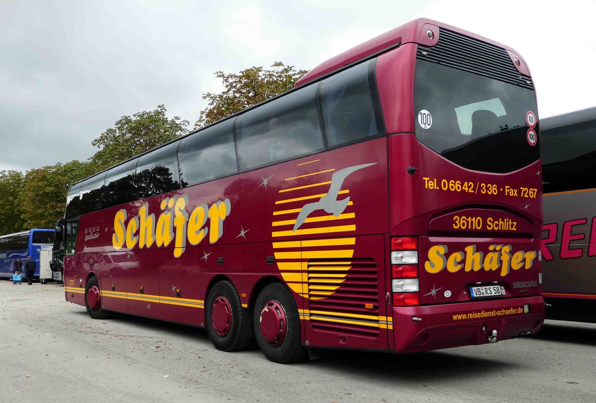 Neoplan exclusiv vom  Reisedienst Sch�fer  steht auf der Veterama-Parkplatz in Mannheim im Oktober 2016
