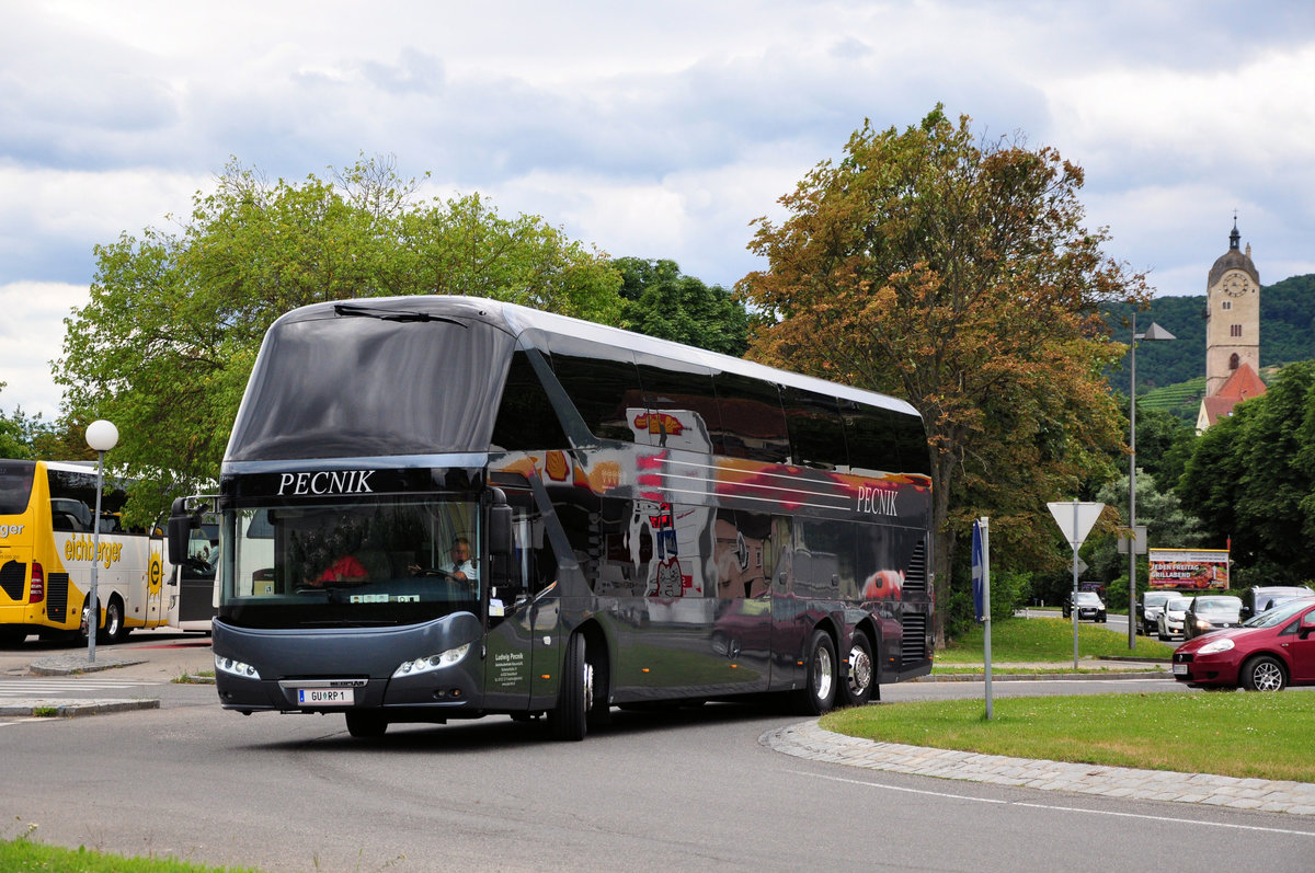 Neoplan Skyliner vom Autobusbetrieb Ludwig Pecnik aus �sterreich in Krems gesehen.