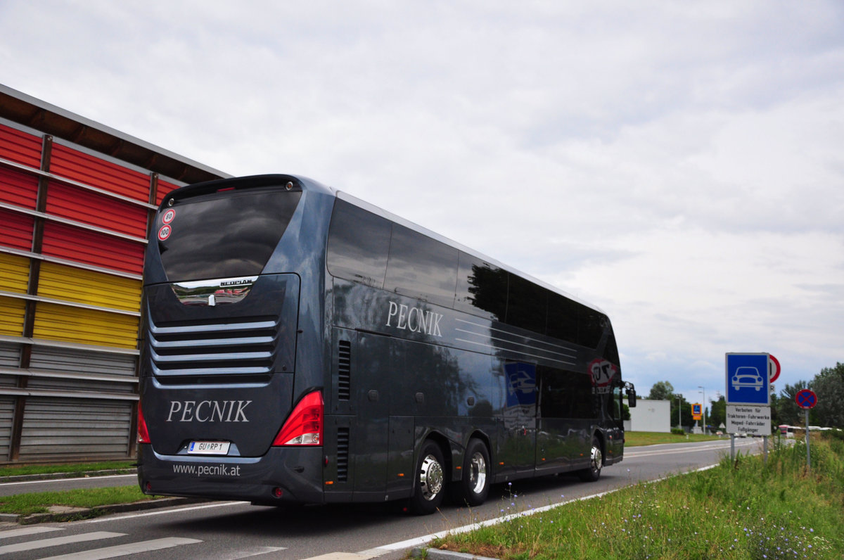 Neoplan Skyliner vom Autobusbetrieb Ludwig Pecnik aus sterreich in Krems gesehen.