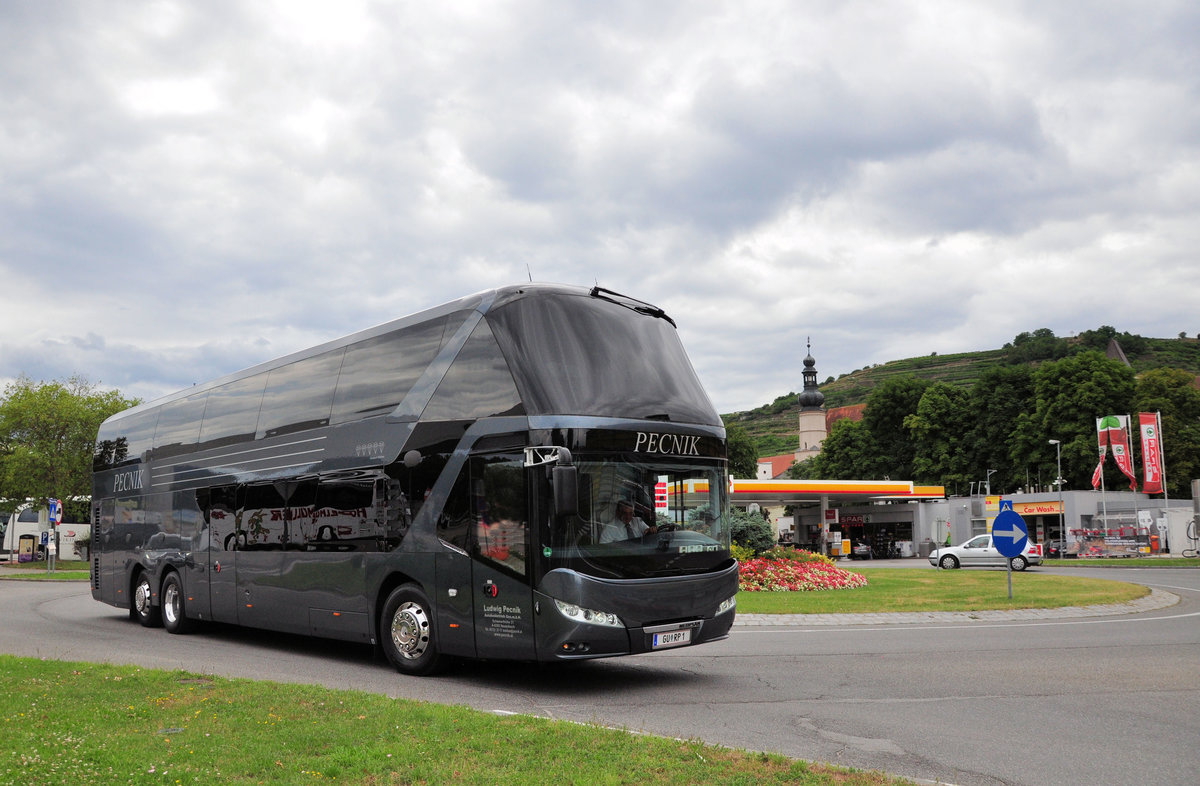 Neoplan Skyliner vom Autobusbetrieb Ludwig Pecnik aus �sterreich in Krems gesehen.