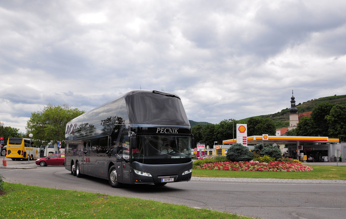 Neoplan Skyliner vom Autobusbetrieb Ludwig Pecnik aus �sterreich in Krems gesehen.