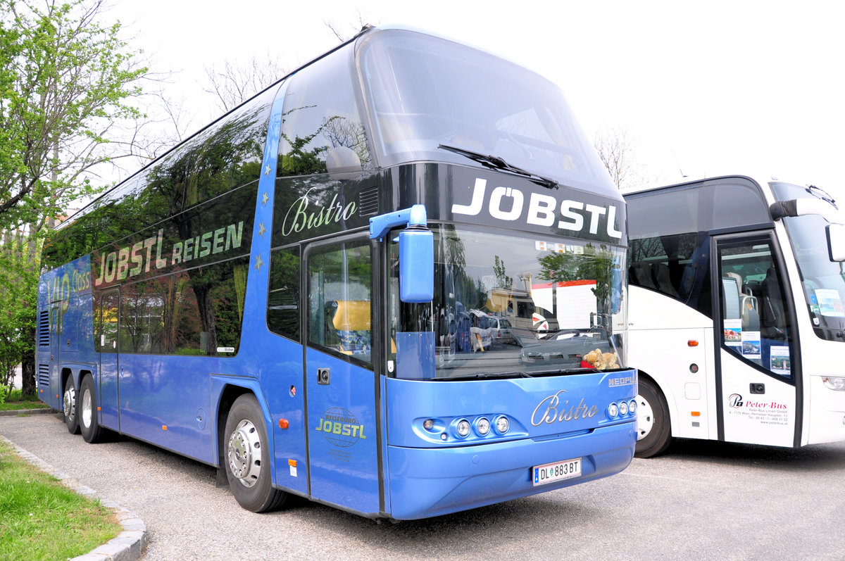 Neoplan Skyliner Bistro von J�bstl Reisen aus �sterreich in Krems gesehen.