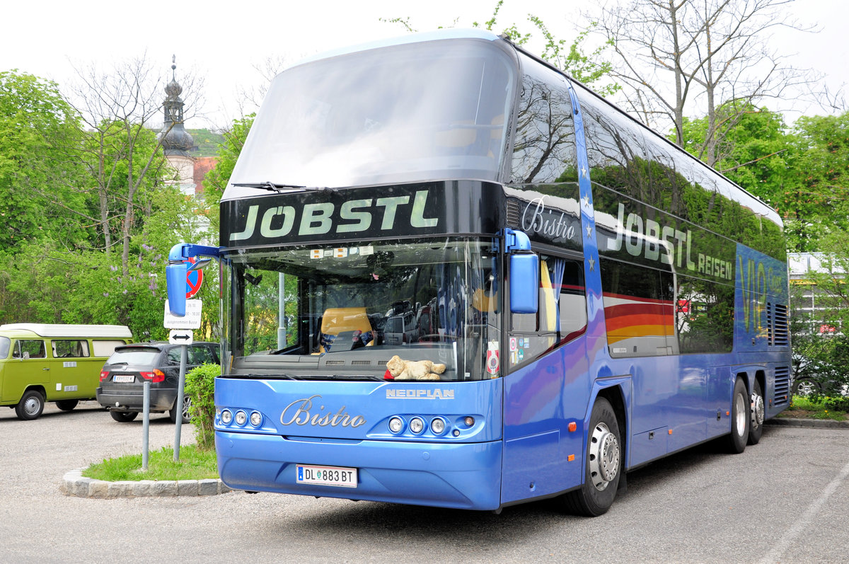 Neoplan Skyliner Bistro von J�bstl Reisen aus �sterreich in Krems gesehen.