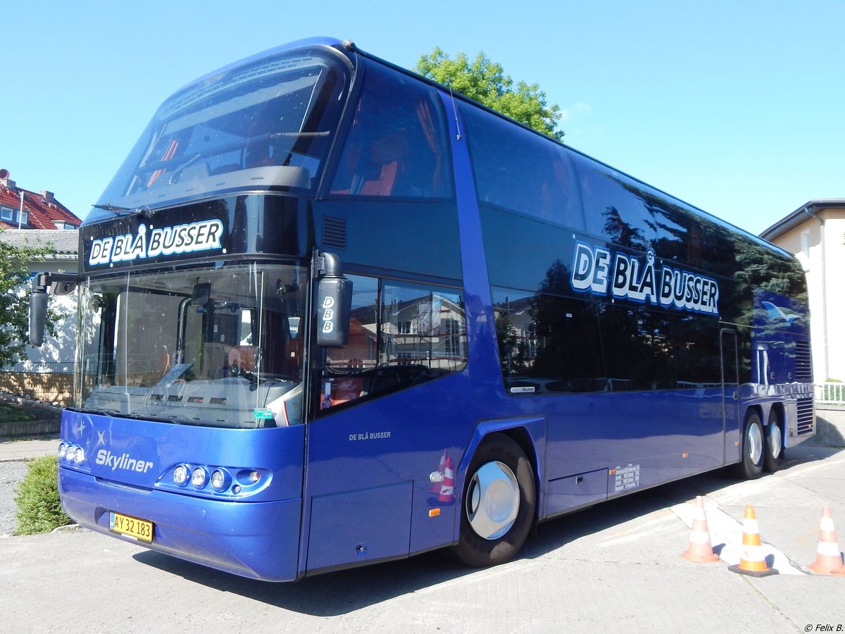 Neoplan Skyliner von De Bl� Busser aus D�nemark in Sassnitz.