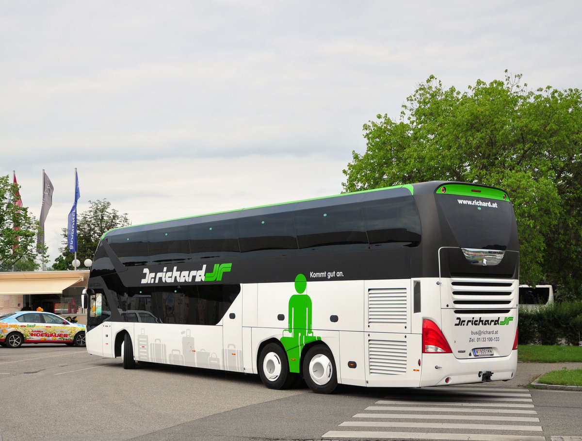 Neoplan Skyliner von Dr. Richard Reisen aus Wien in Krems gesehen.