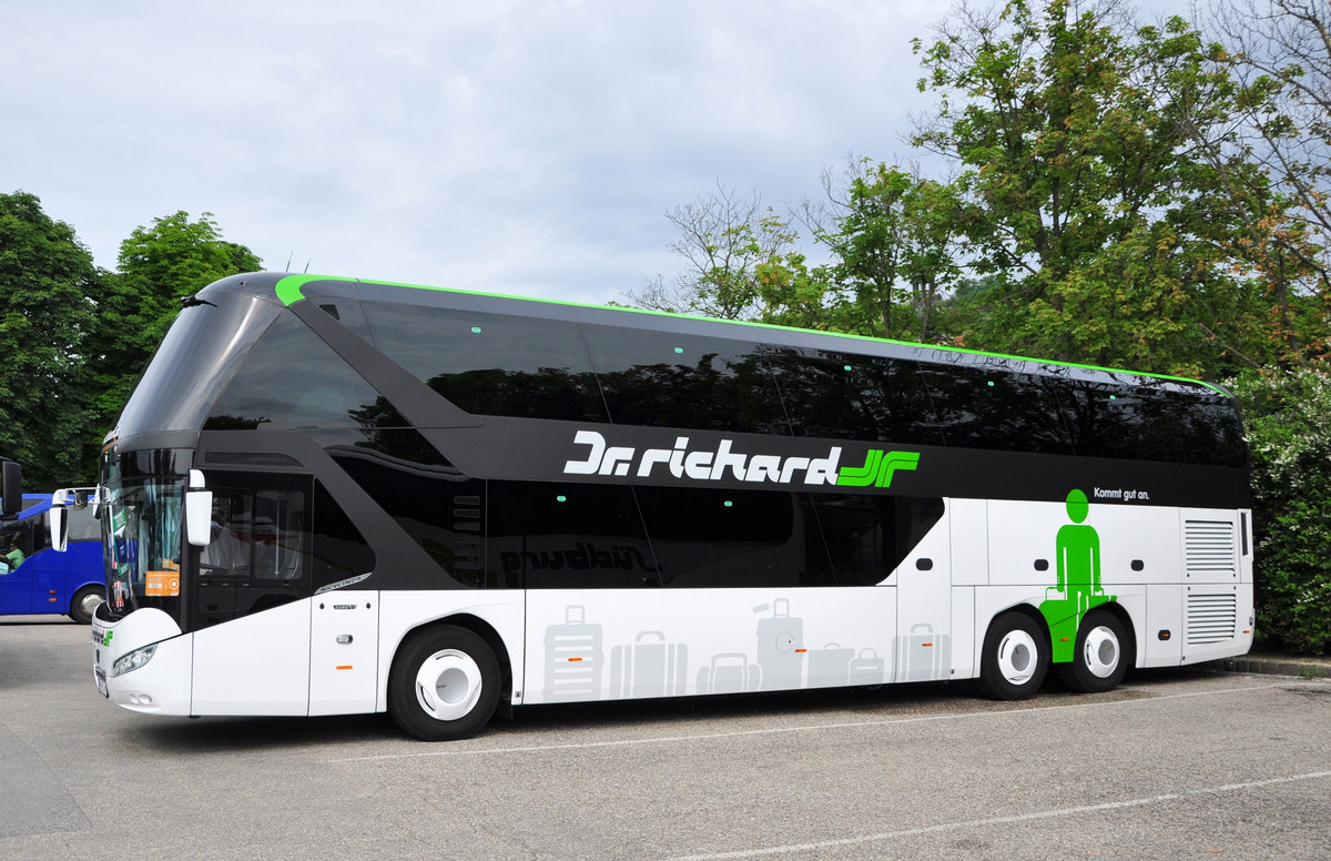 Neoplan Skyliner von Dr. Richard Reisen aus Wien in Krems gesehen.