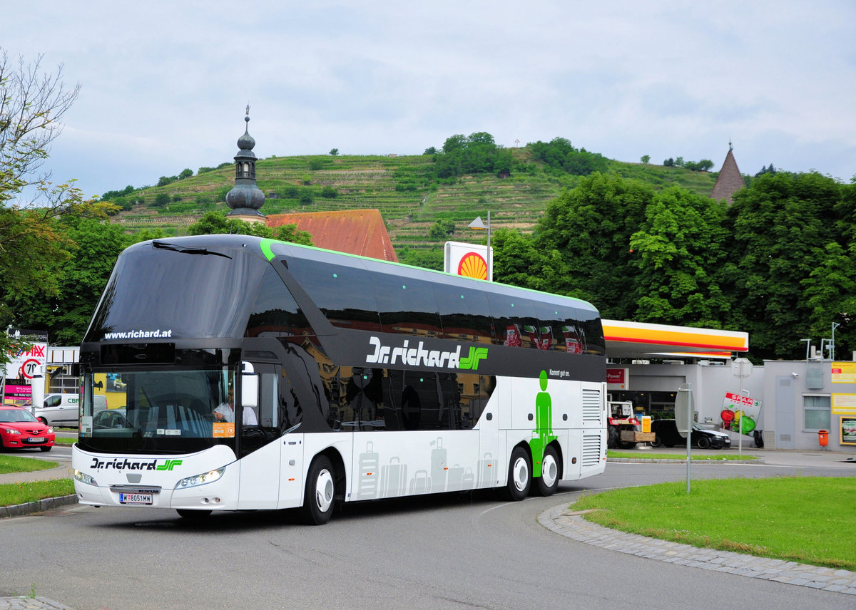 Neoplan Skyliner von Dr. Richard Reisen aus Wien in Krems gesehen.