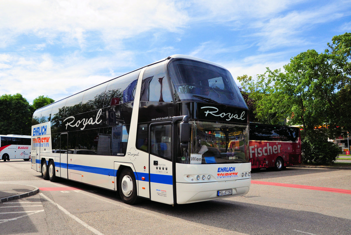 Neoplan Skyliner der EHRLICH Touristik aus der BRD in Krems gesehen.