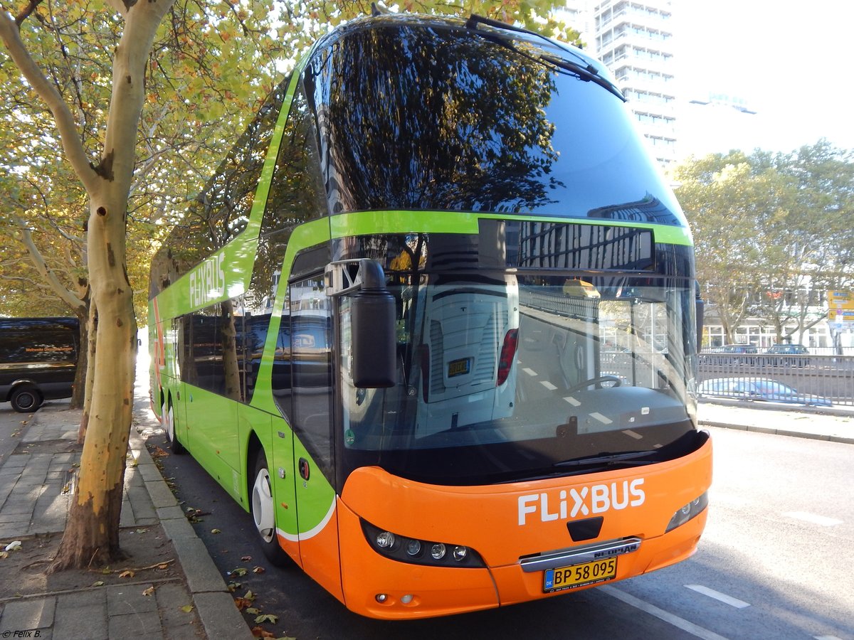Neoplan Skyliner von Flixbus/Papuga aus Dänemark in Berlin.