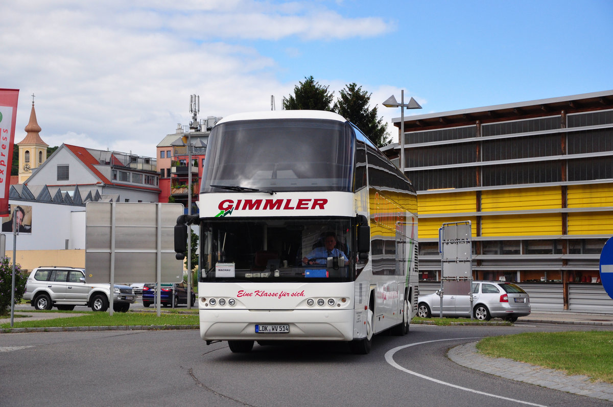 Neoplan Skyliner von Gimmler Reisen aus der BRD in Krems gesehen.