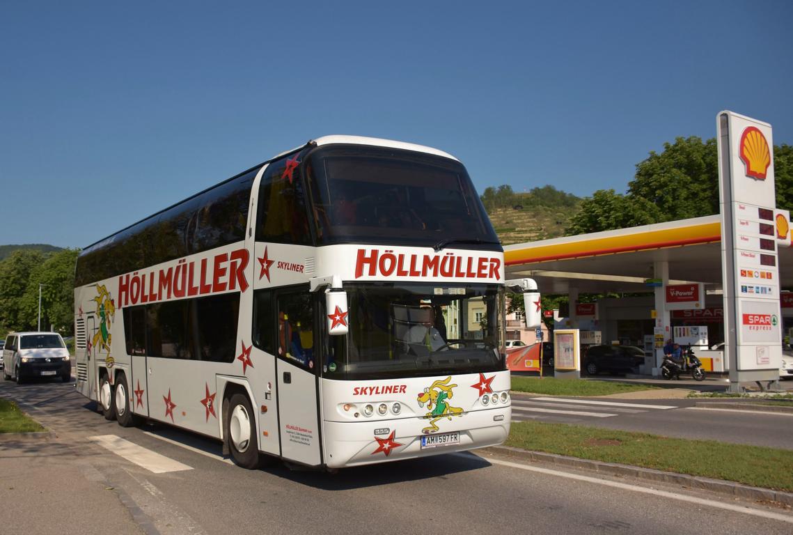 Neoplan Skyliner von Hllmller Reisen aus sterreich im Mai 2018 in Krems.