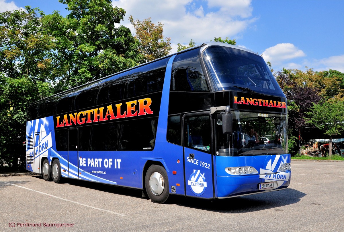 NEOPLAN SKYLINER von LANGTHALER Reisen aus Nieder�sterreich am 8.7.2013 in Krems an der Donau.