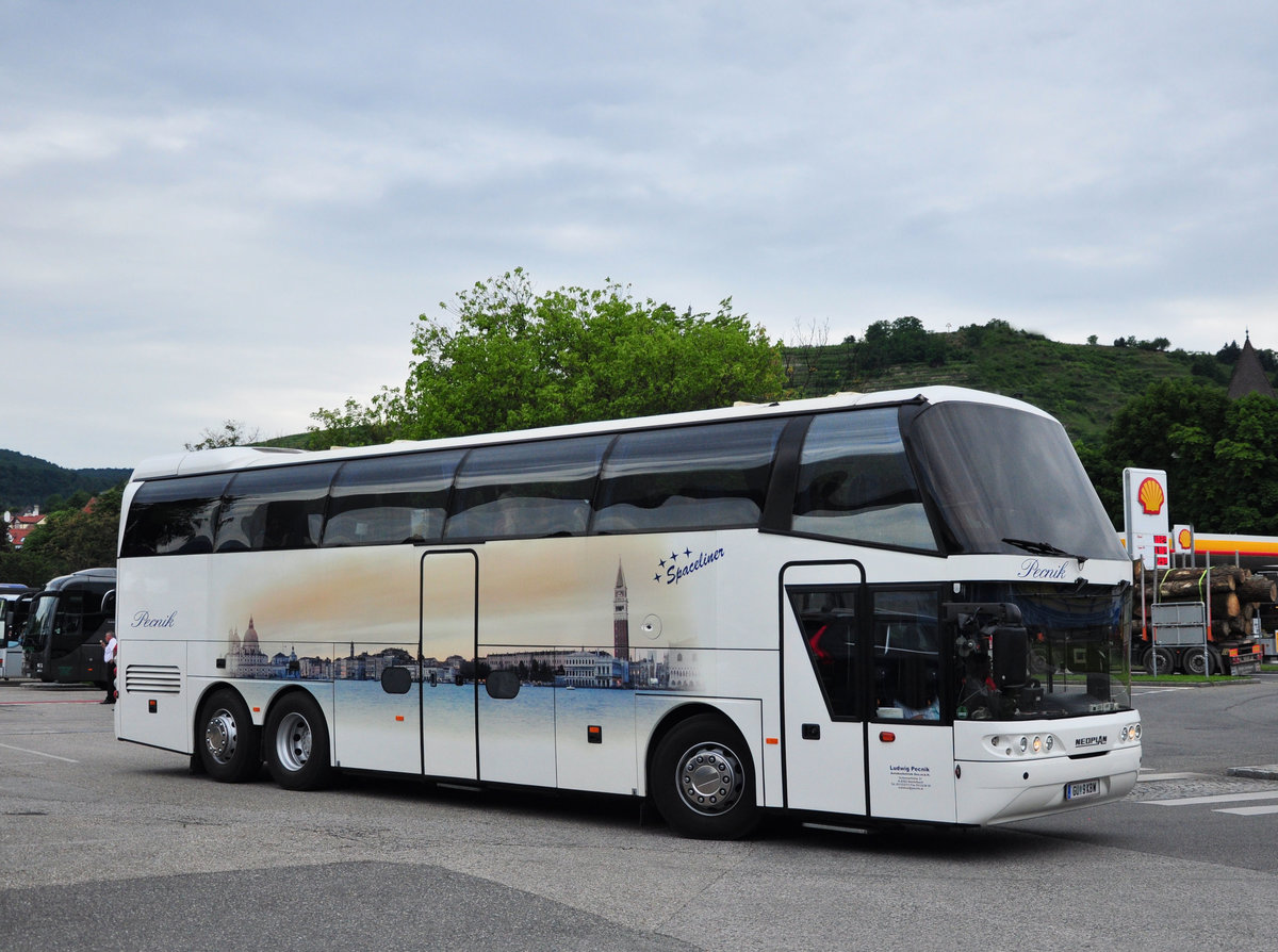 Neoplan Spaceliner von Ludwig Pecnik Reisen aus �sterreich in Krems gesehen.