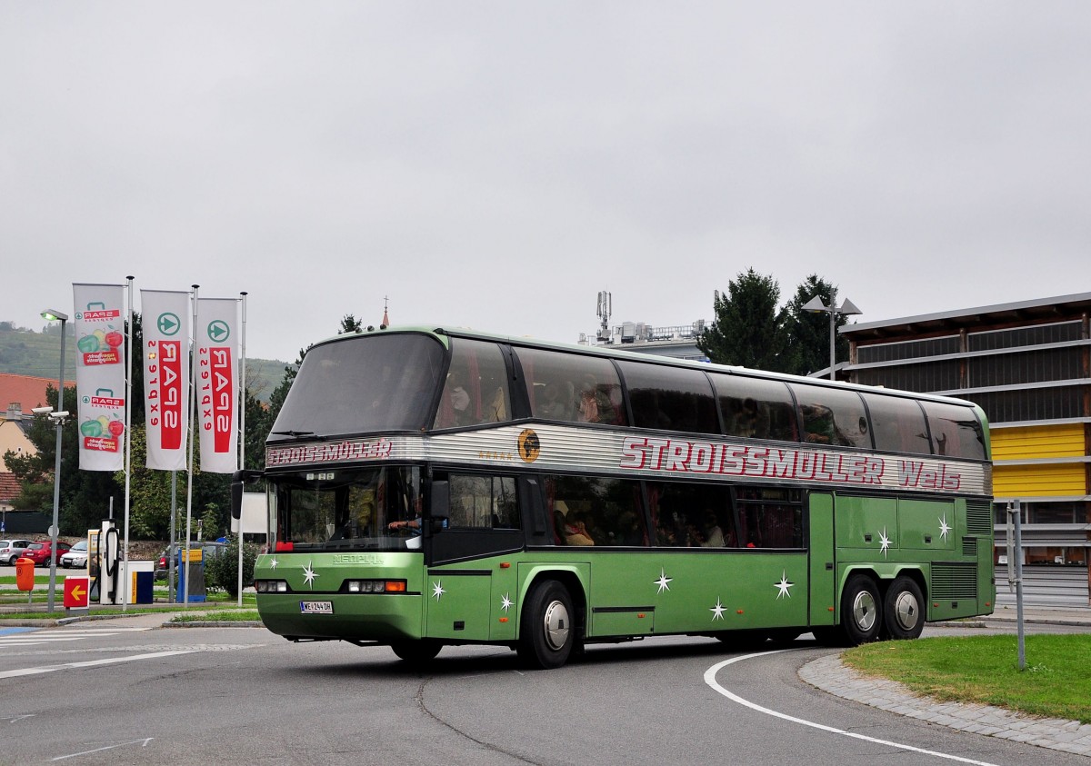 Neoplan Spaceliner von Stroissm�ller aus �asterreich am 11.Okt.2014 in Krems unterwegs.