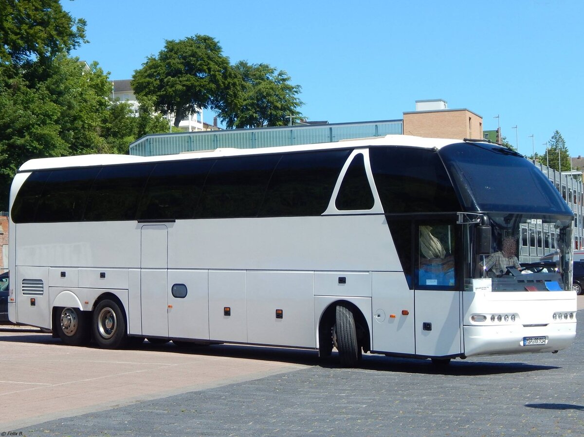 Neoplan Starliner aus Deutschland im Stadthafen Sassnitz.