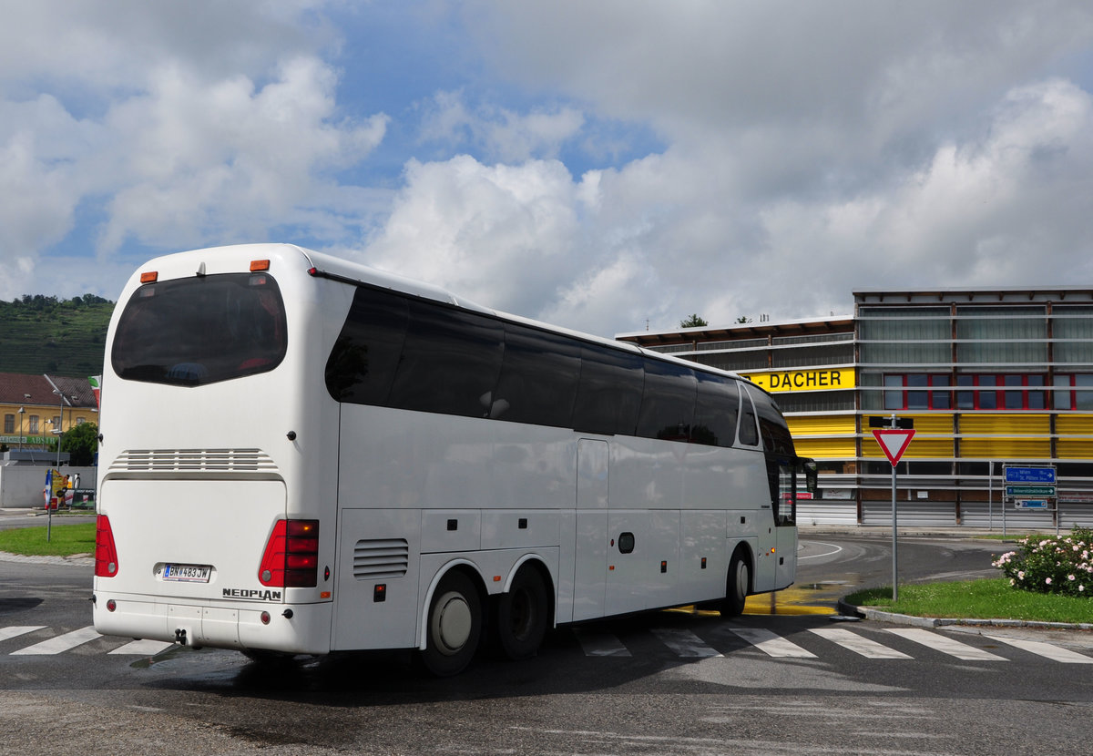 Neoplan Starliner aus sterreich in Krems gesehen.