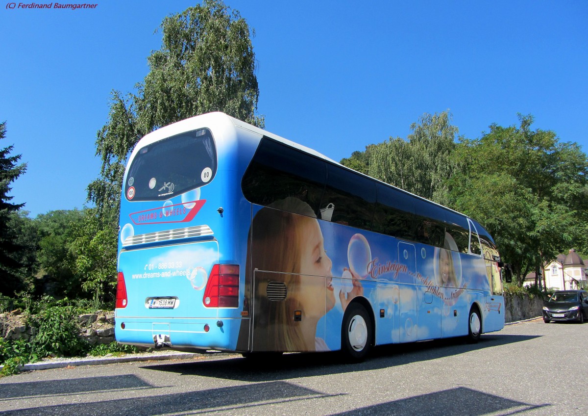 NEOPLAN STARLINER aus Wien im September 2013 in Spitz an der Donau gesehen.