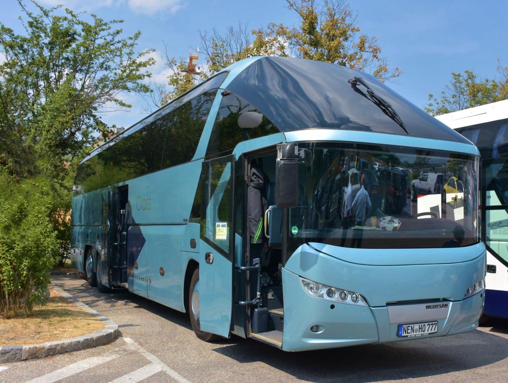 Neoplan Starliner von Auto Hauck aus der BRD 06/2017 in Krems.