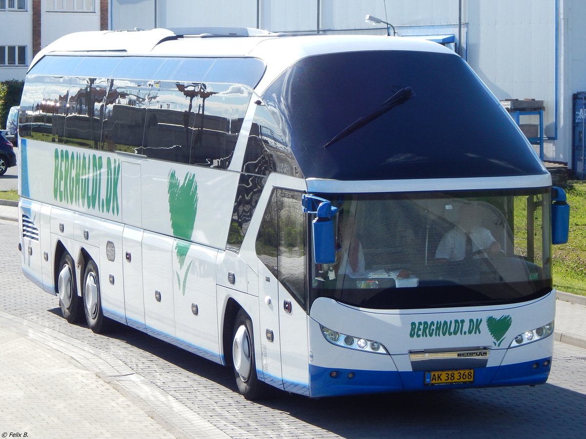 Neoplan Starliner von Bergholdt aus Dänemark im Stadthafen Sassnitz. 