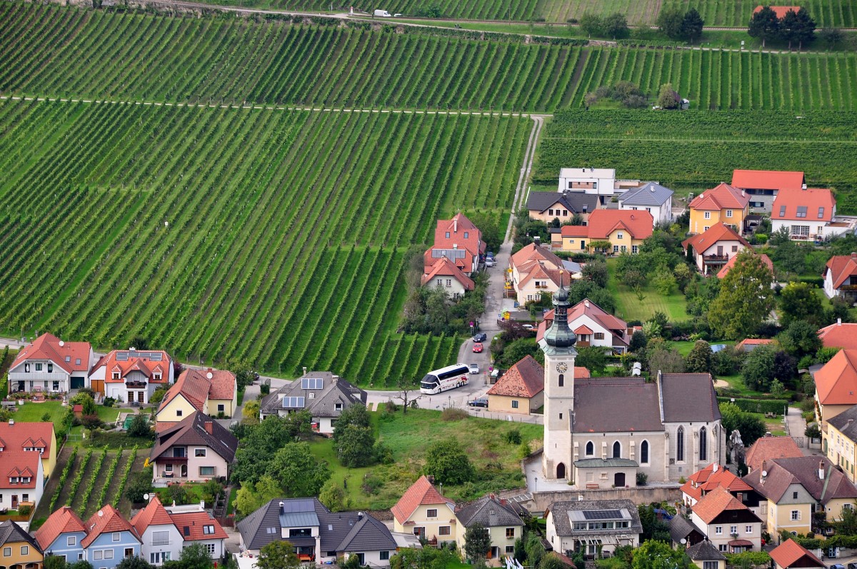 Neoplan Starliner von Elsetaler Reisen aus der BRD hier in Loiben in der Wachau zwischen Krems und D�rnstein / Wachau,linkes Ufer unterwegs.12.9.2014,Aufnahme vom anderen Donauufer auf der Ferdinandswarte aus gemacht!