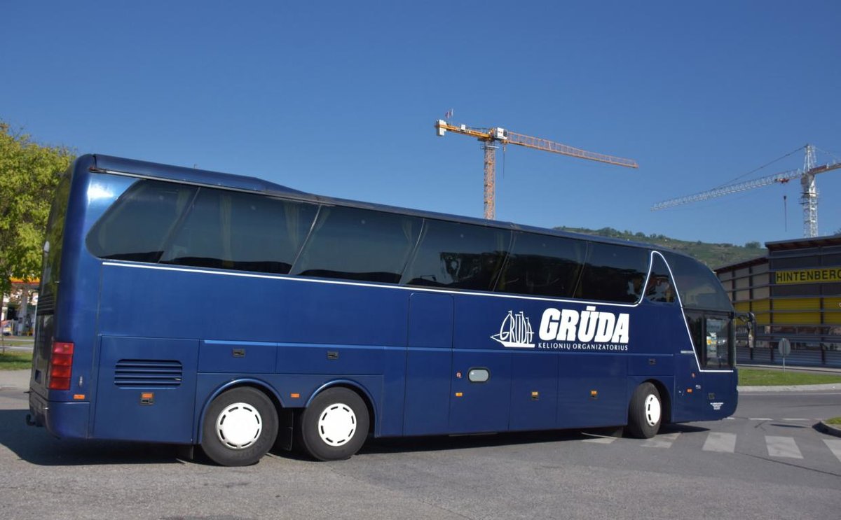 Neoplan Starliner von GR�DA Reisen aus Lt 2017 in Krems.