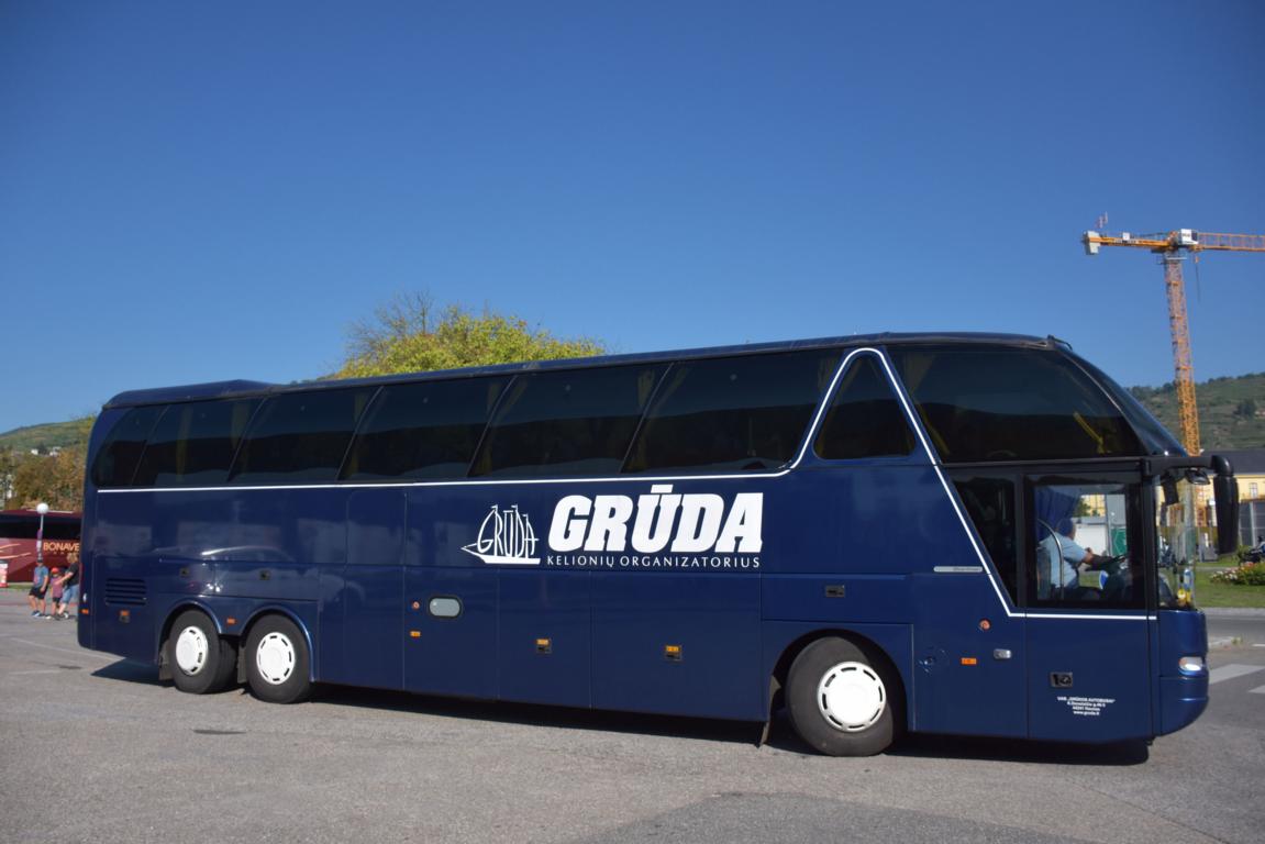 Neoplan Starliner von GR�DA Reisen aus Lt 2017 in Krems.