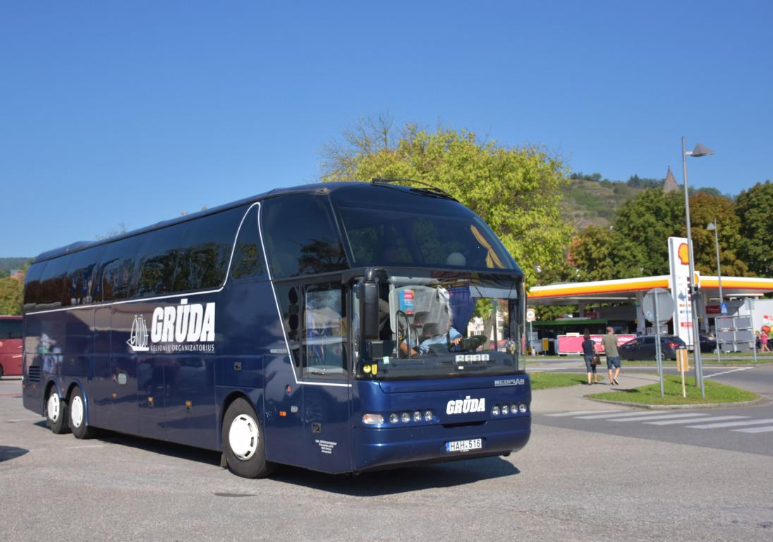 Neoplan Starliner von GR�DA Reisen aus Lt 2017 in Krems.