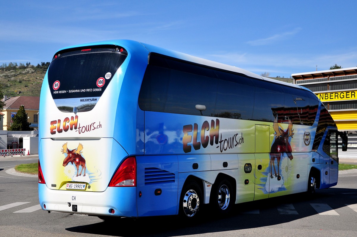 Neoplan Starliner von Heiri Reisen aus der Schweiz am 15.4.2015 in Krems.