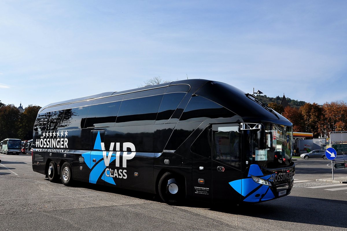 Neoplan Starliner von Hssinger Reisen aus Niedersterreich in Krems gesehen.