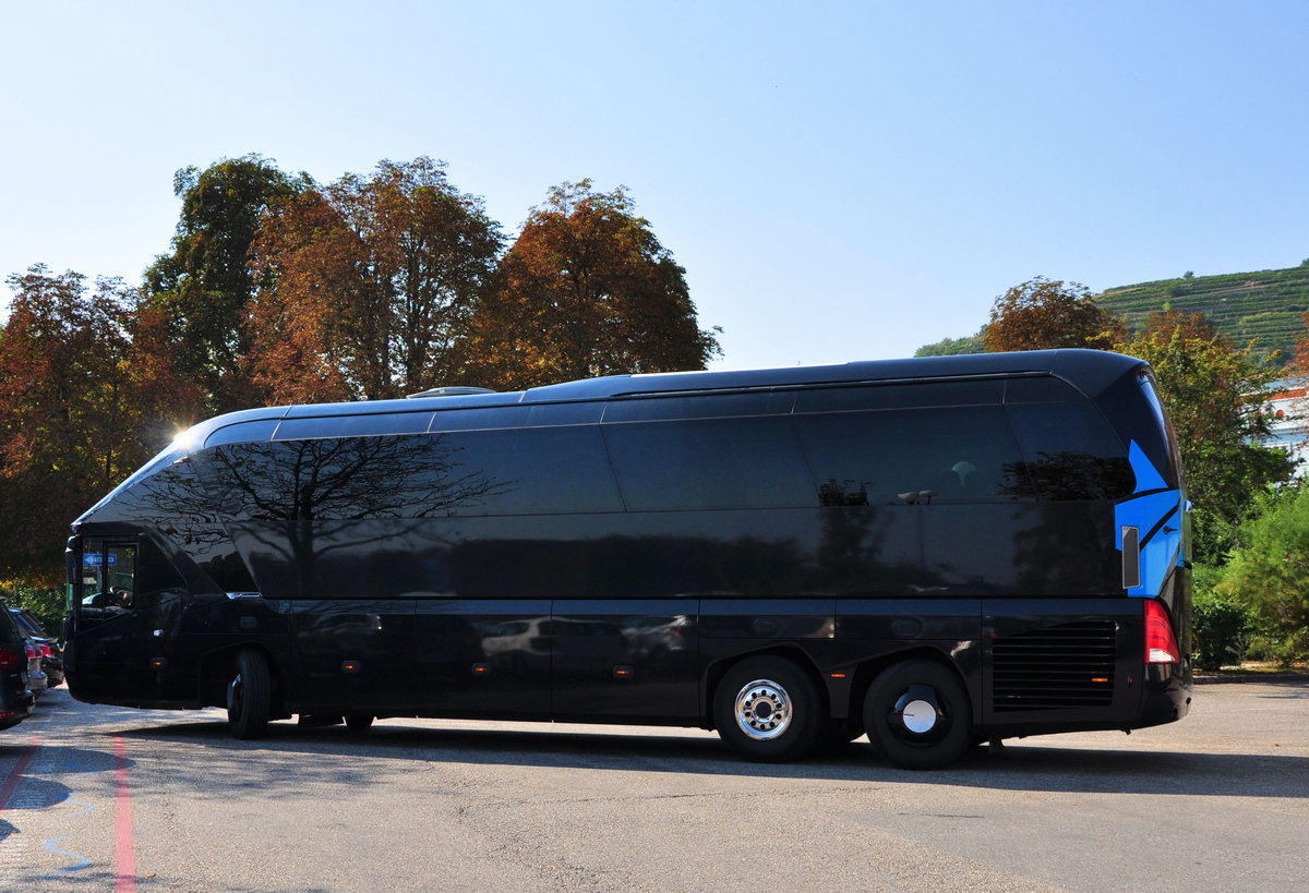 Neoplan Starliner von H�SSINGER Reisen aus �sterreich in Krems.